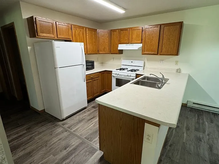 PIONEER BLUFF APARTMENTS — Photo 8