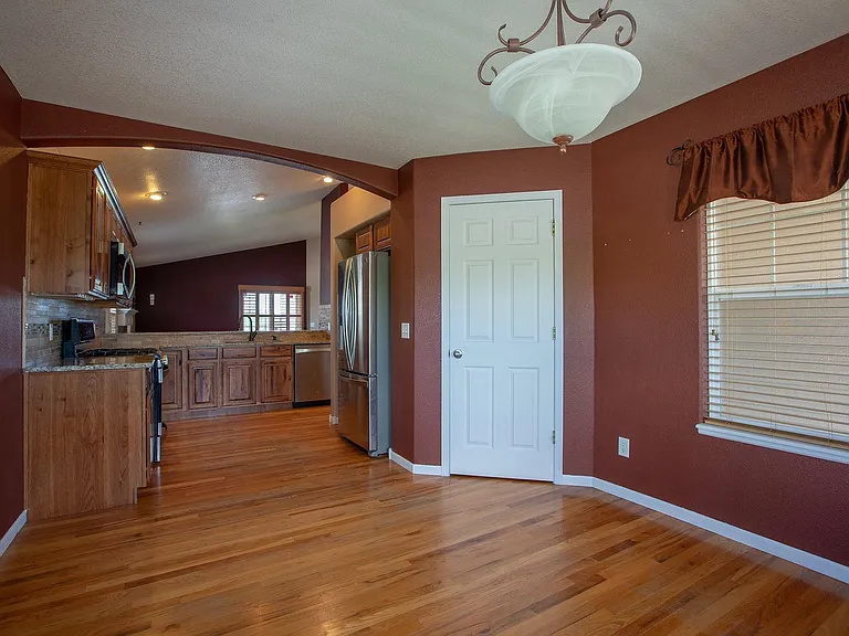 1076 Fairfield Ave — Photo 20