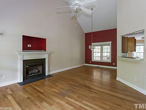 3rd image of 70 Medford Dr