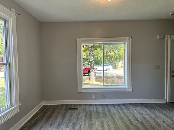 4th image of 928 N Rockton Ave