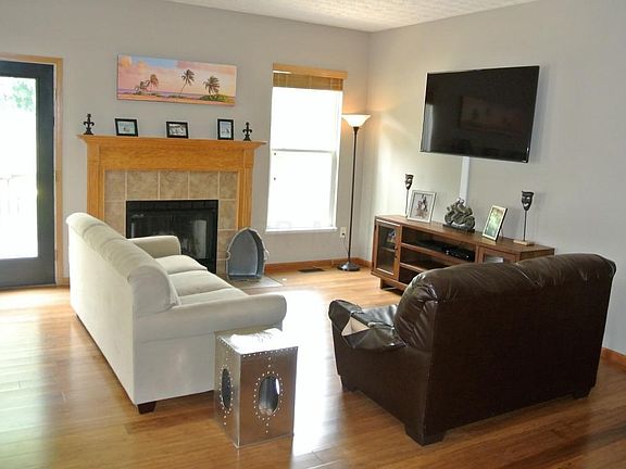 3rd image of 364 Highbanks Valley Ct