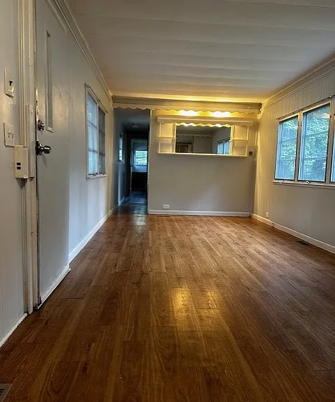 1811 Crestview Dr — Photo 3