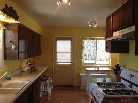 Bright and spacious kitchen with plenty of counterspace!