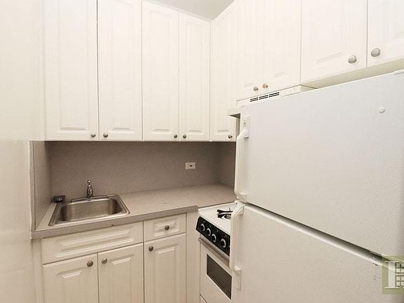 3rd image of 4 Park Ave APT 4C