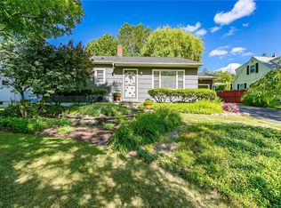 38 Meadow View Dr, Penfield, NY