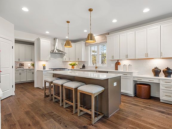 4th image of 15 Lloyd Cir #37