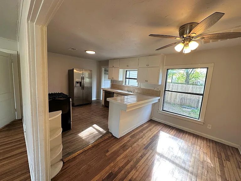 919 S Clements St — Photo 13