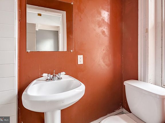4th image of 5049 Spruce St APT 1R