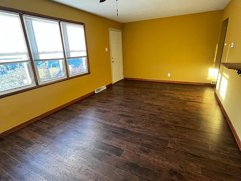 732 N Middle St — Photo 9