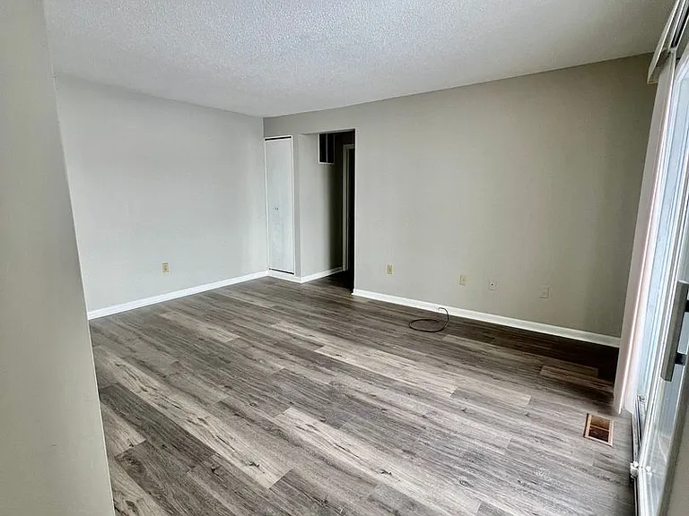 Thompson Apartments — Photo 12