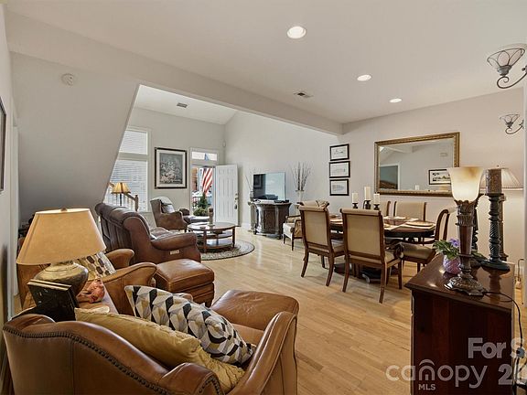 4th image of 115 W Meeting St