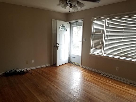 2nd image of 905 N Roosevelt Ave