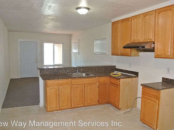 4th image of 611 W 10th St