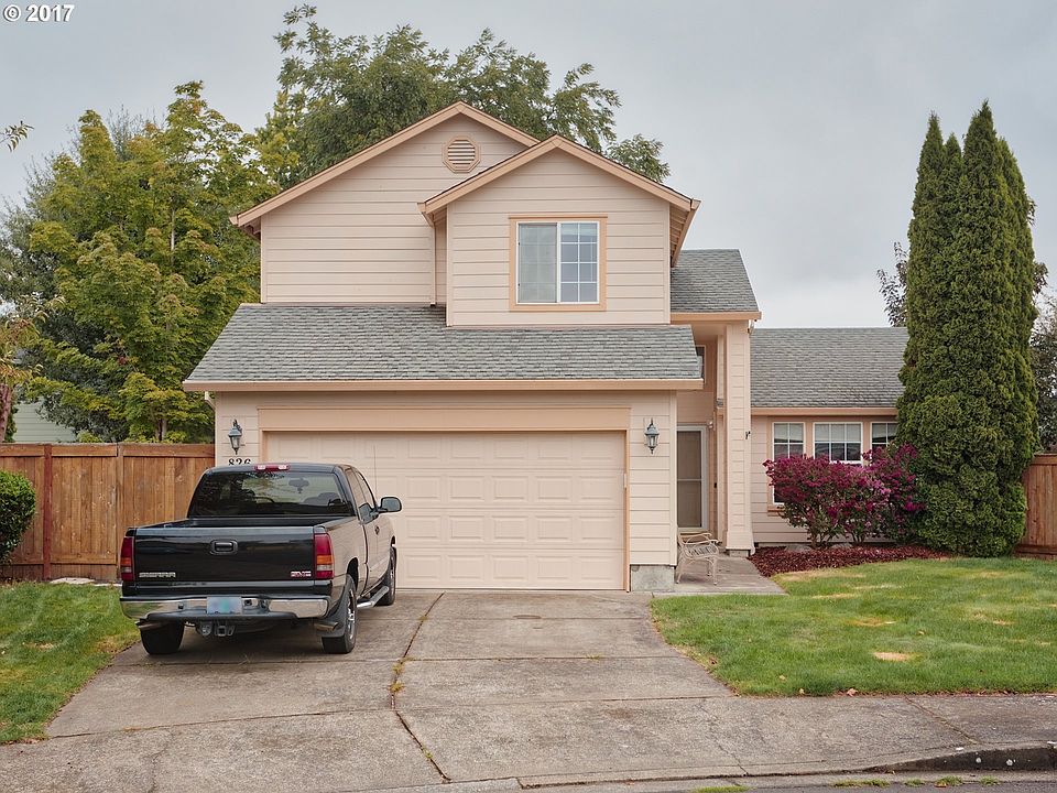 1st image of 826 NE Eaglenest Ct