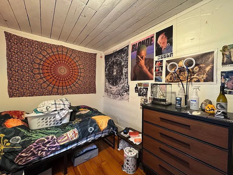 5 Bed 1.5 Bath in Fairhaven Close to Everything On a Bus Line — Photo 12