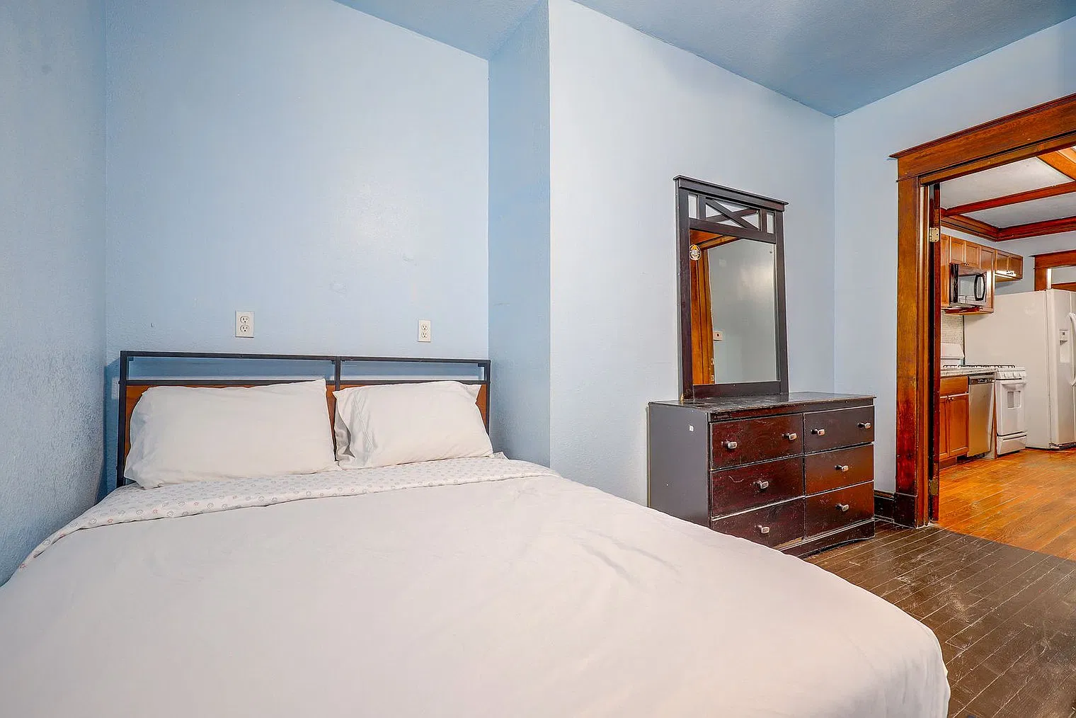 3 bed, 2.0 bath, 990 sqft, $3,935 — Photo 4