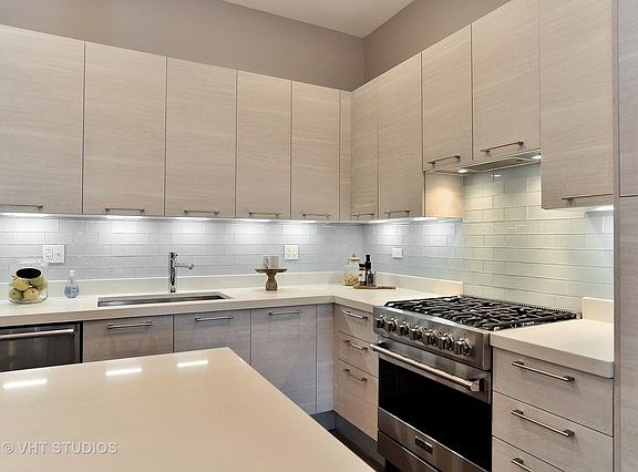 5th image of 1611 N Hermitage Ave #202