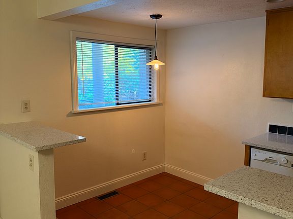 5th image of 110 SE 15th Ave #110