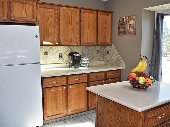 4th image of 1115 Barnett Dr