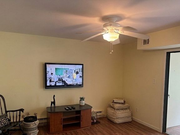 5th image of 32 Dickinson Ct