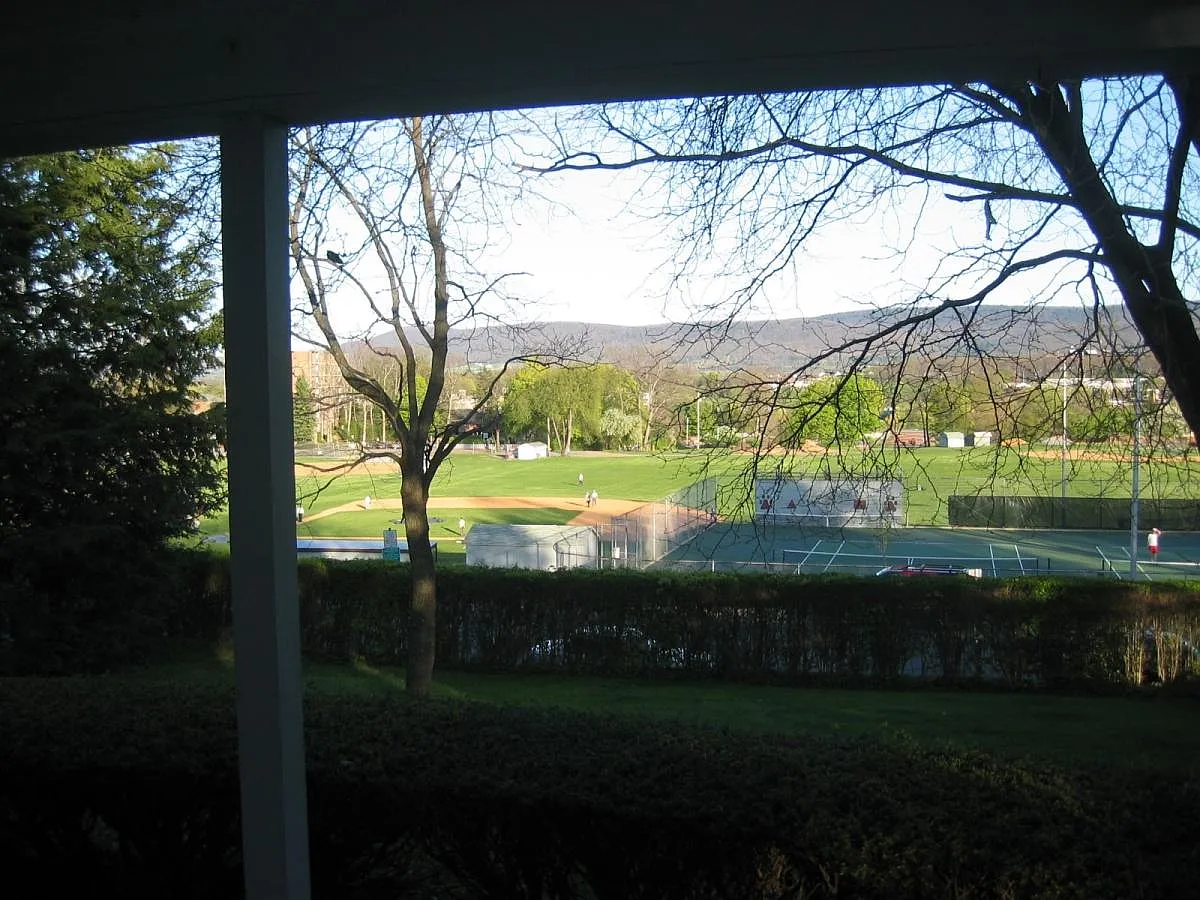 4 bed, 1.5 bath, 1400 sqft, $1,960 — Photo 1