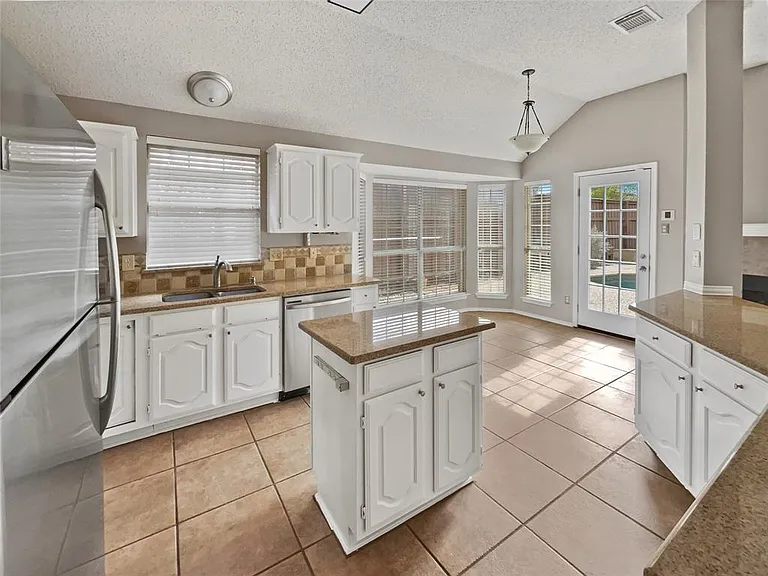10701 Birmingham Dr — Photo 3