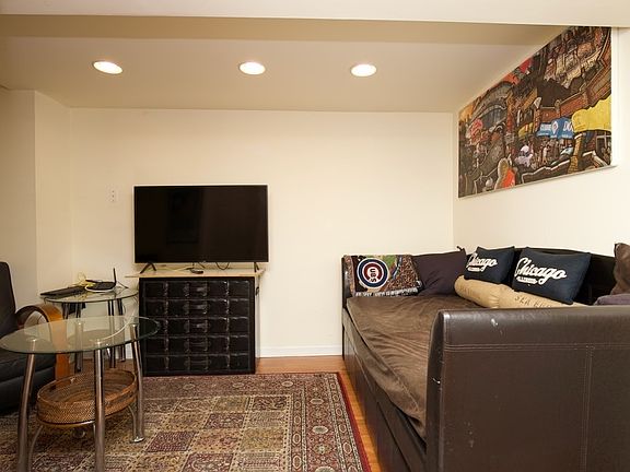 3rd image of 931 W Newport Ave #Ttwoo