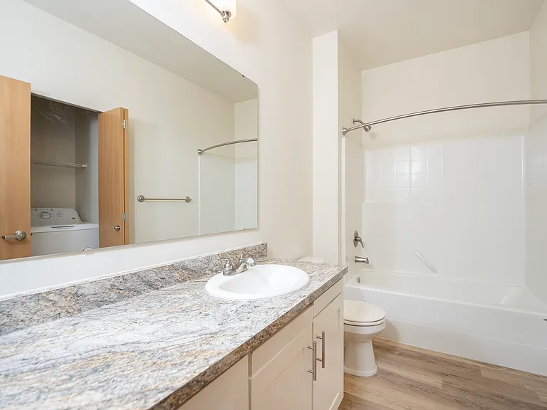 1 Bed 1 Bath Deluxe - 739 SqFt 1 Bed 1 Bath Deluxe - 739 SqFt
