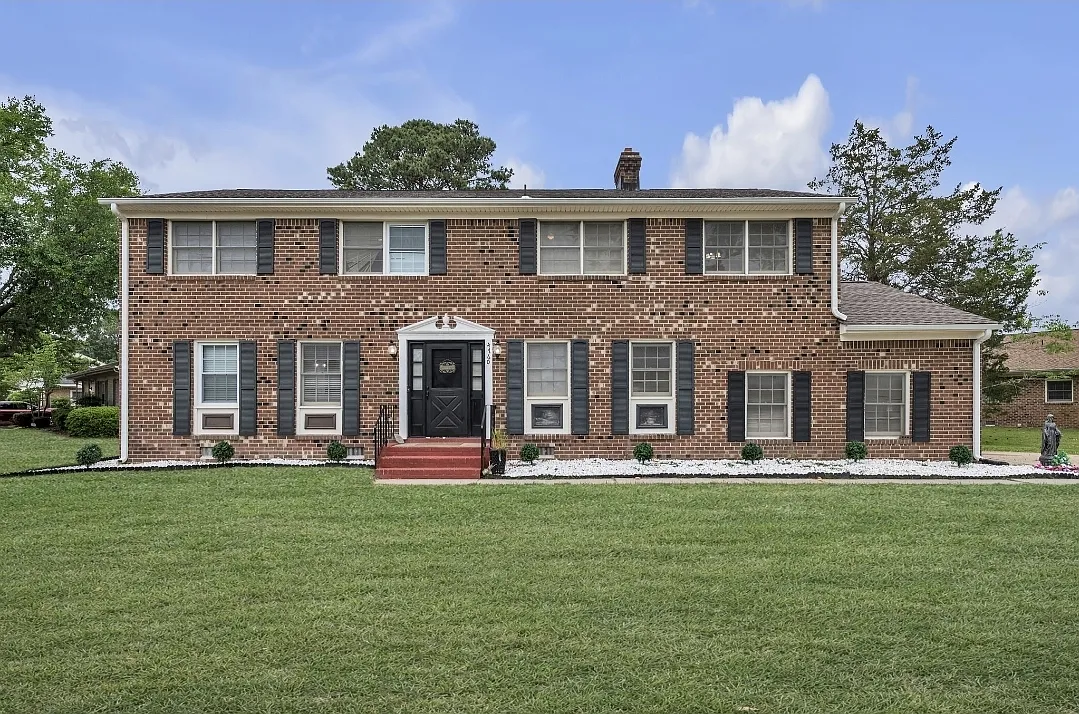 5 bed, 2.5 bath, 2314 sqft, $3,795 — Photo 2