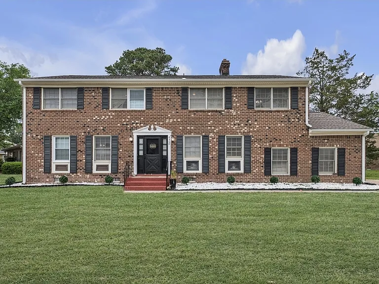 4760 Marlborough Dr — Photo 2