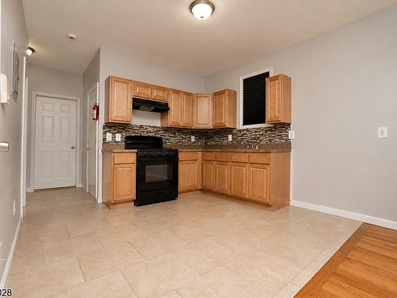 3rd image of 136 Dewey St