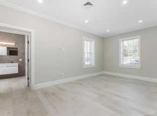 1990 Bronson Rd #4, Fairfield, CT 06824