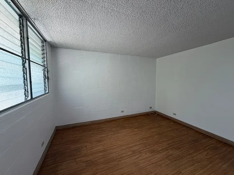 403 Hobron Ln — Photo 4