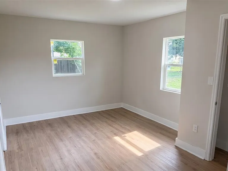 520 E Juanita St — Photo 24
