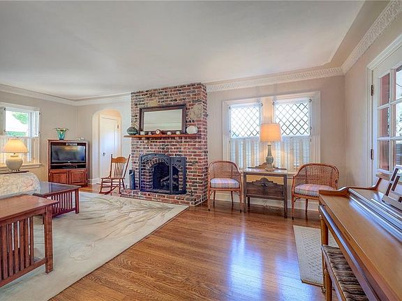5th image of 417 E Gregory Blvd