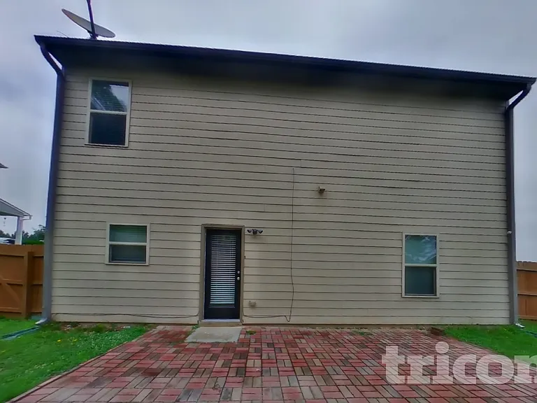 1042 Sutherland Dr — Photo 14