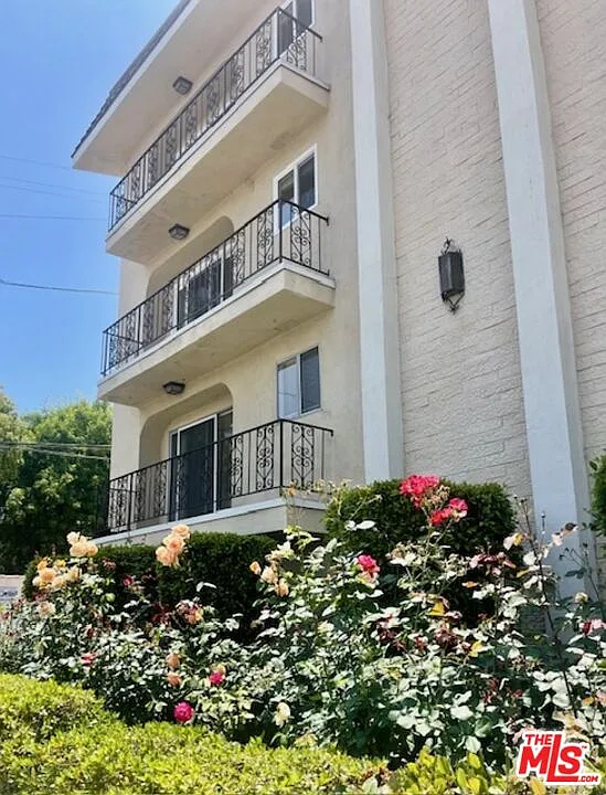 2 bed, 2.0 bath, 1098 sqft, $3,995 — Photo 2