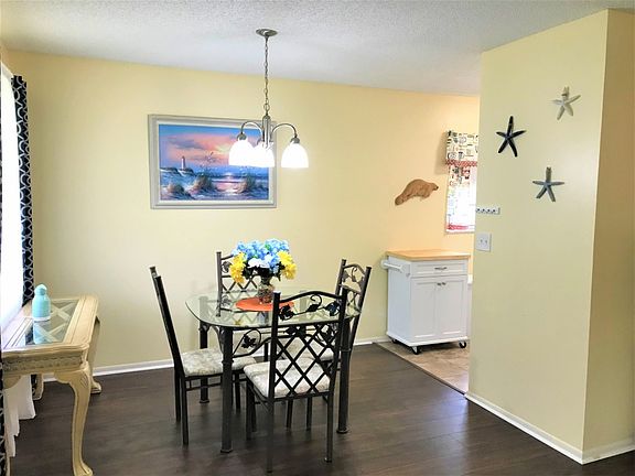 4th image of 22 Pine Arbor Ln