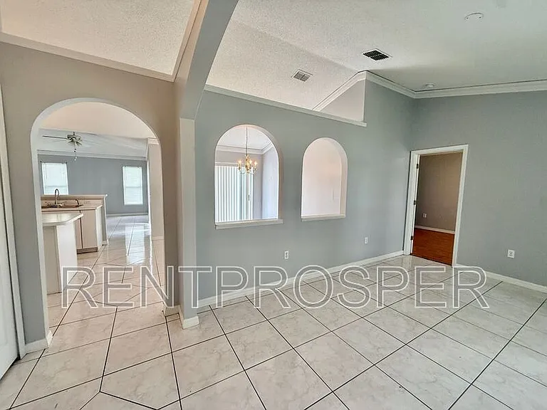 220 Canterbury Ct — Photo 4