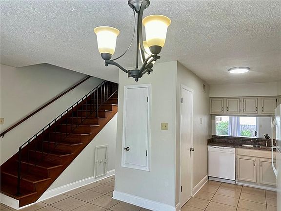 3rd image of 1350 Park Dr #4