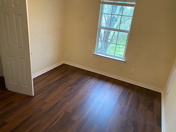 4th image of 609 E College St