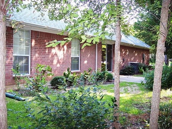 3rd image of 1305 Oak Creek Dr