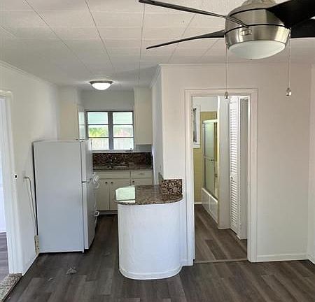 4th image of 713 10th Ave N #2
