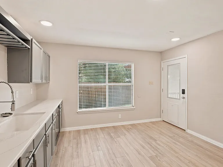 2410 Cedar Trce — Photo 9