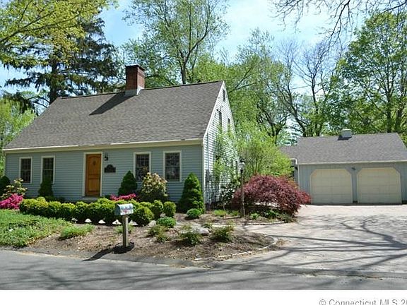 Attached brzeway & garage