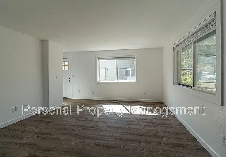 4325 E 17th St #6 — Photo 2