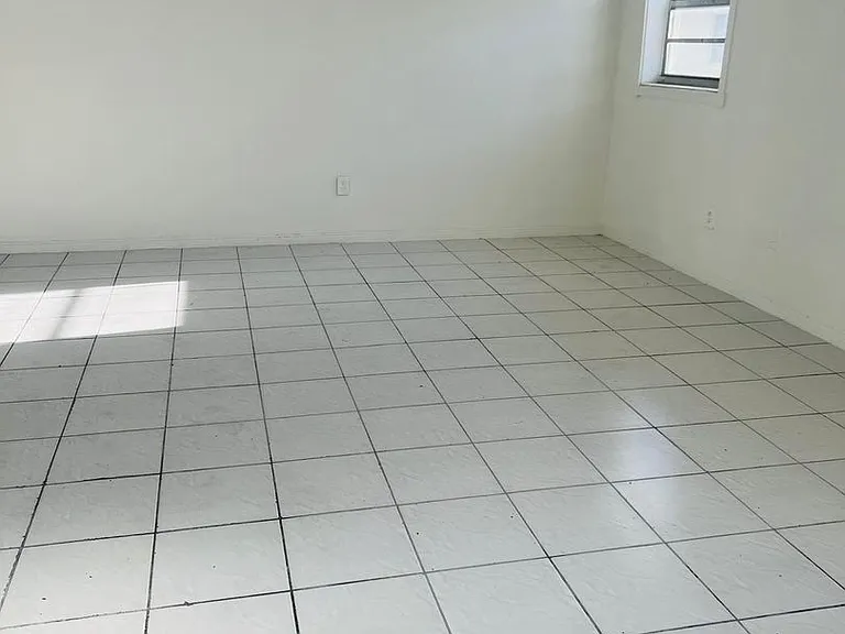 Jaclyn Apartments — Photo 27