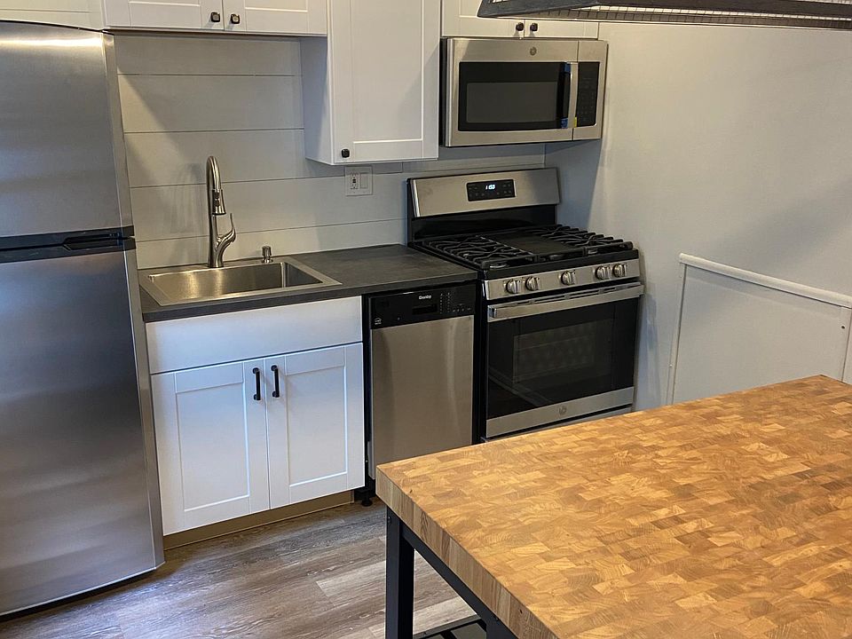 light and bright eat in kitchen with dishwasher
