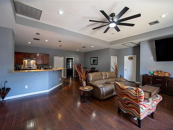 5th image of 4423 Camelot Dr