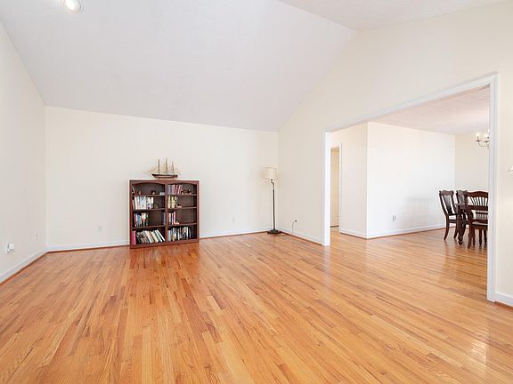 4th image of 38 Underwood Ln
